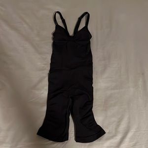 SKIMS SCULPTING BODYSUIT MID THIGH W. OPEN GUSSET